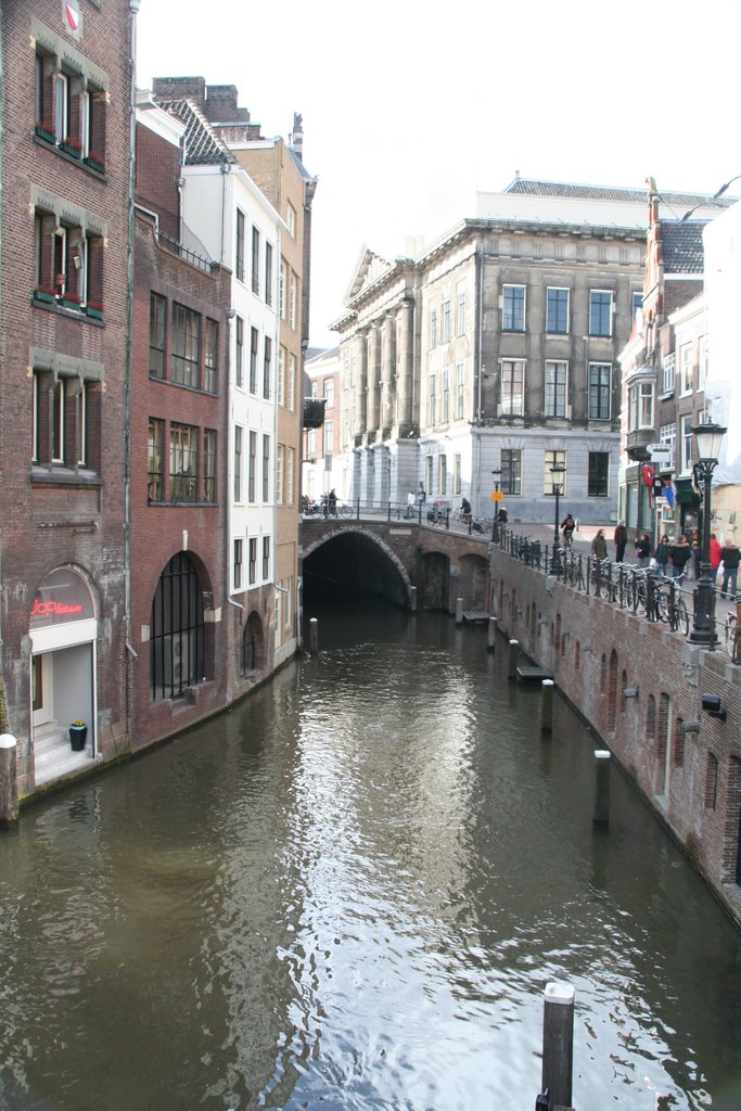 Oudegracht en het stadhuis van Utrecht vanaf de Zoutmarkt.