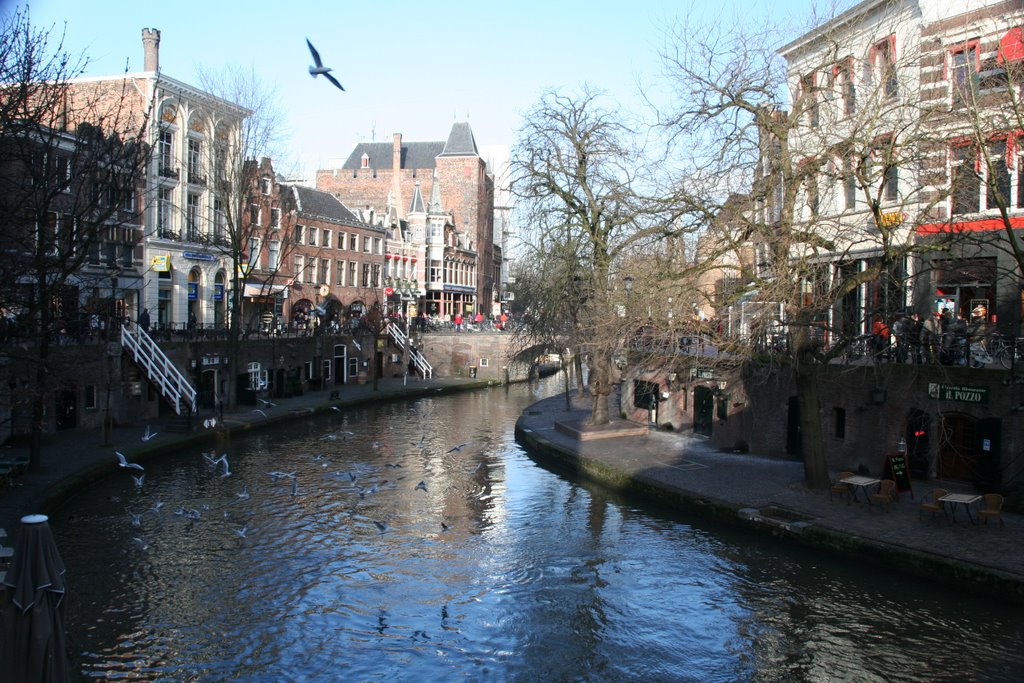 Oudegracht vanaf Bakkersbrug in de winter