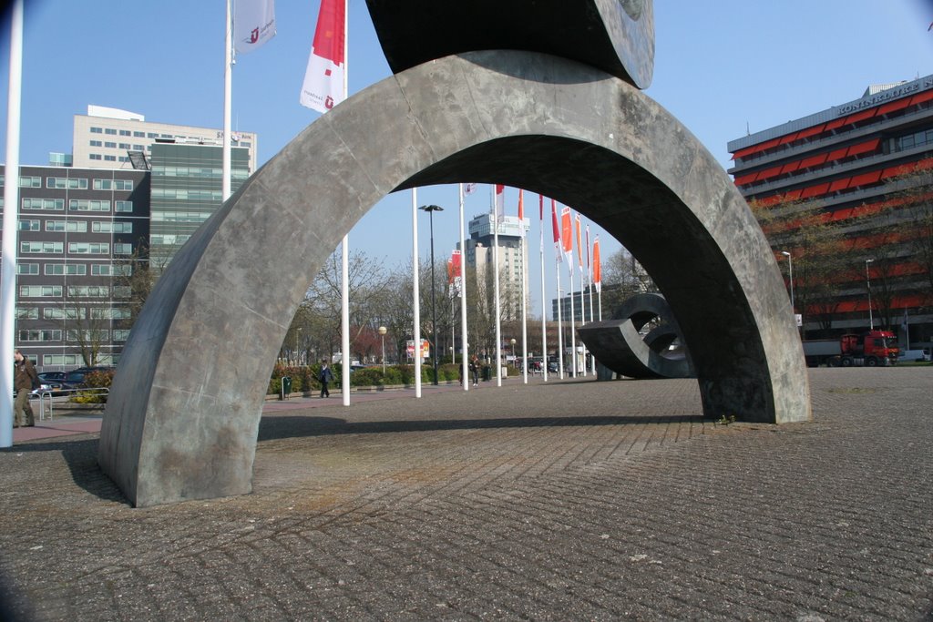 skulpture in front of trade centre Jaarbeurs, Utrecht