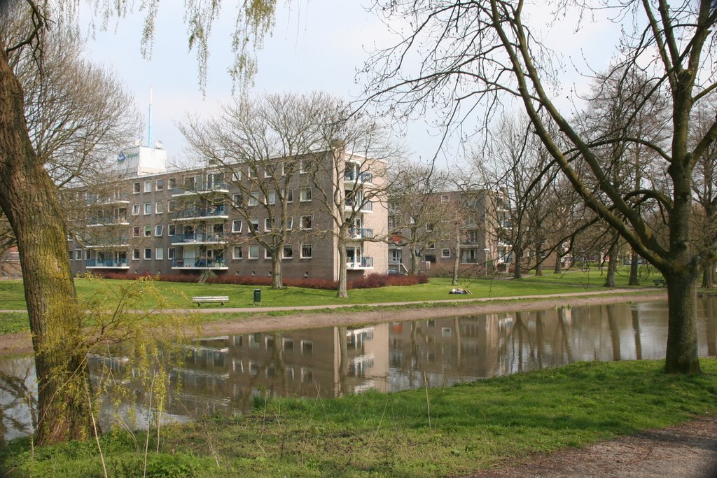 Bebouwing Rubenslaan vanaf de Waterloobrug over de Krommerijn