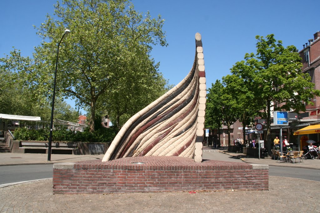 Gemetseld kunstobject op de Emmapleinrotonde.