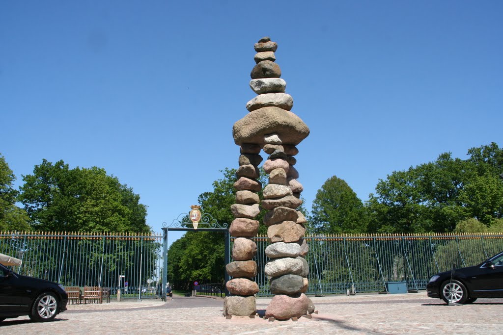 Kunstzinnige stenenstapel tussen etalage-auto`s, Voorhof Slot Zeist.