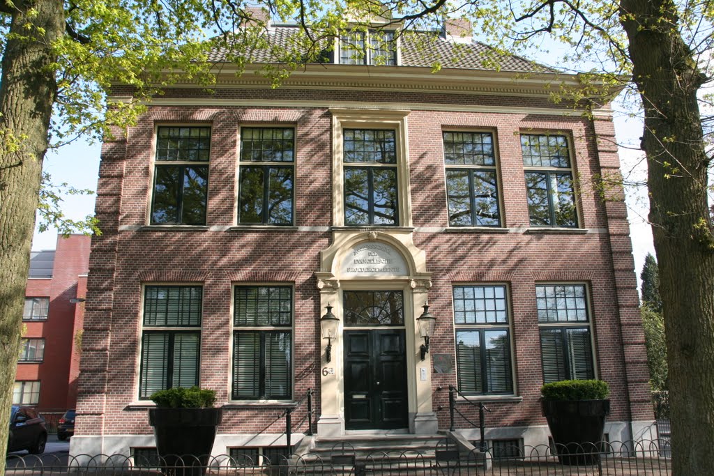 Voormalige Jongensschool van de evang. broedergemeente aan het Rond in Zeist.