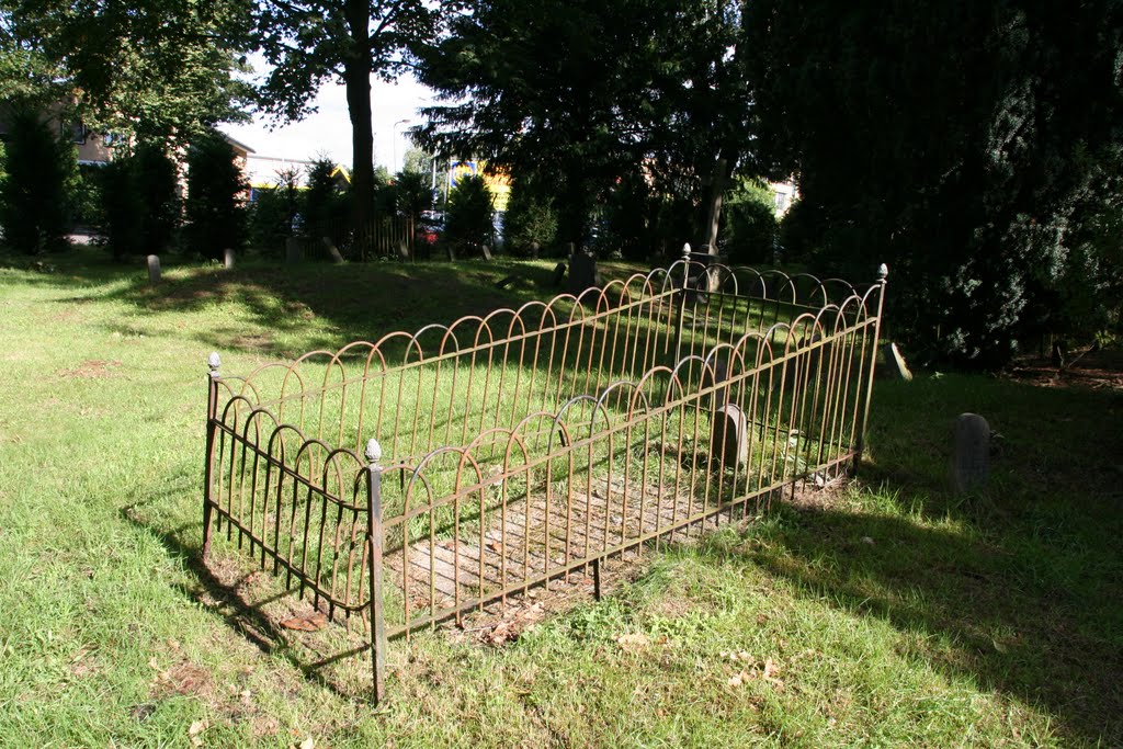 Graf met hek op de Oude Begraafplaats, Zeist.