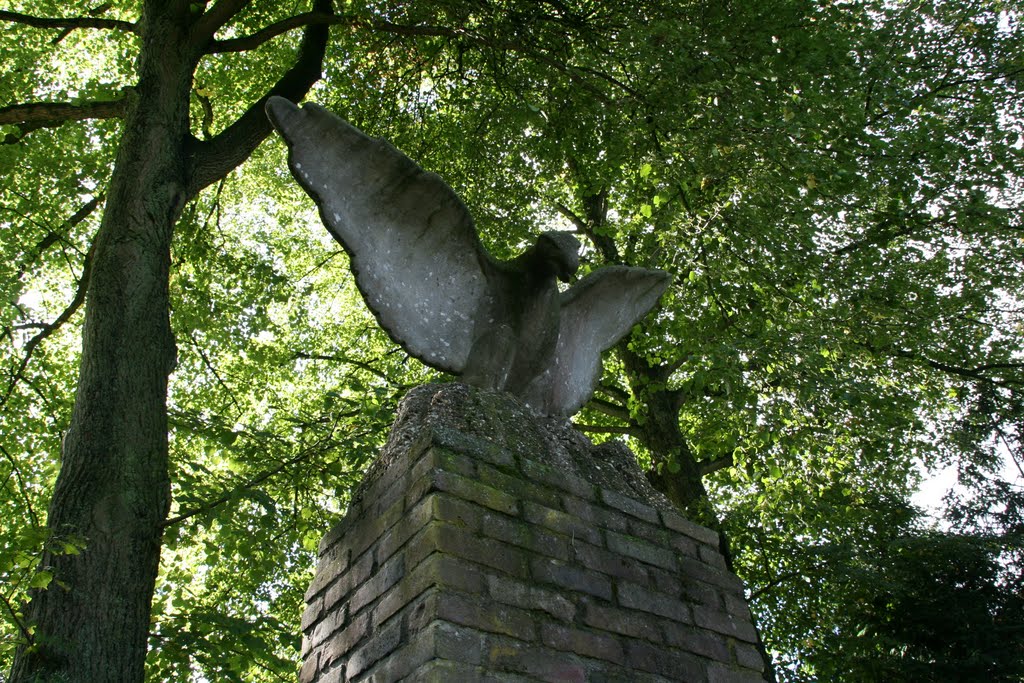 Bird spreading wings; Monument Dieptetuin, Zeist.