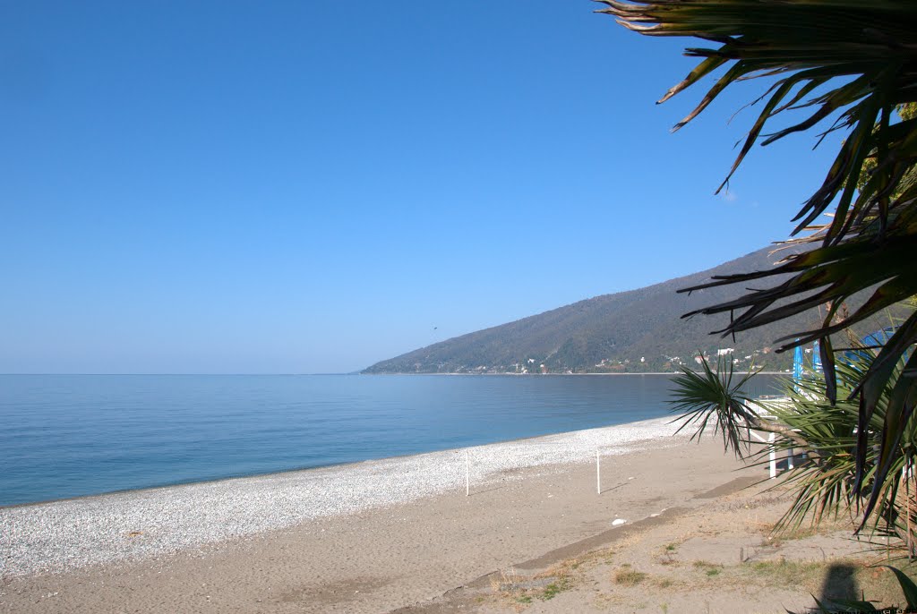 Гагрский пляж в ноябре / Beach of Gagra