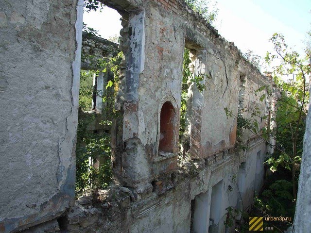Berias broken school in Sukhumi,  ბერიის სკოლა სოხუმში
