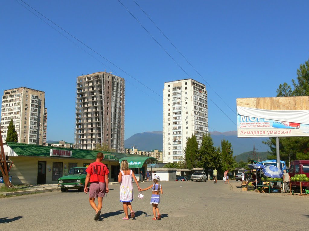 Рынок в Пицунде, высотки