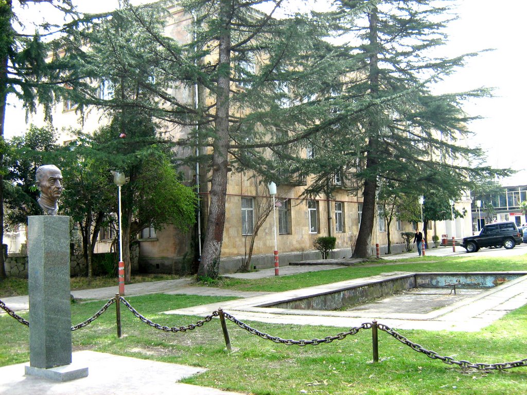 Bosom of Writer-Academician Konstantine Gamsakhurdia Near of Municipality Council of Abasha-მწერალ-აკადემიკოს კონსტანტინე გამსახურდიას  ბიუსტი საკრებულოს მიმდებარე ტერიტორიაზე