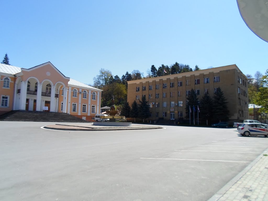 Амбролау́ри (груз. ამბროლაური) — город в Грузии. Административный центр региона Рача-Лечхуми и Квемо Сванети и Амбролаурского района.