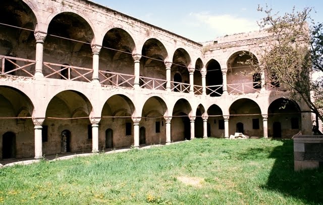 Akhaltsikhe. Rabbat. The old pillars / ახალციხე. რაბათი