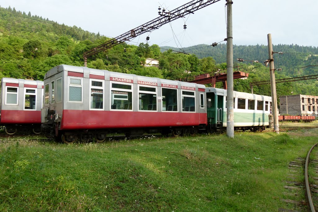 ბორჯომი-BORJOMI -hlavní vlakové nádraží -souprava úzkokolejného vláčku do Bakuriany-GRUZIE-2011