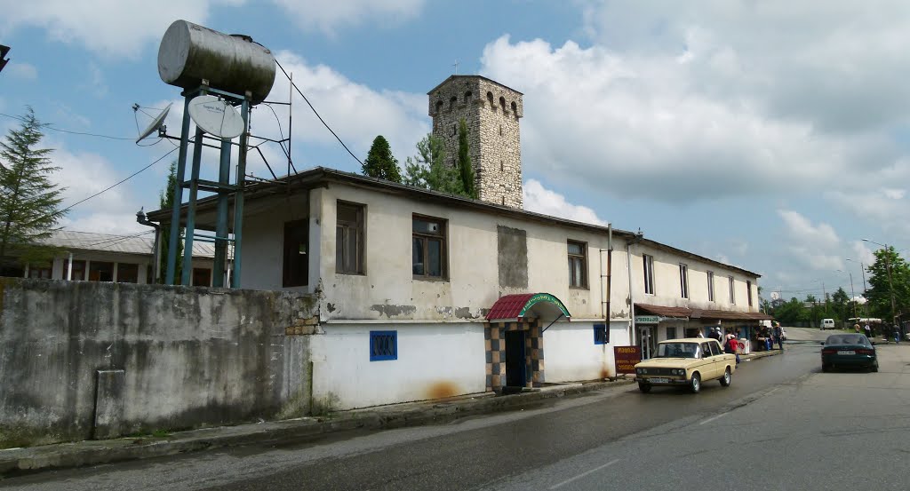 ZUGDIGI hotel Svanska bašňa před maršrutkovým nádraží při přestupu z Mestie do Kashuri-near Gruzie-Abchazie border-Gruzie-2011