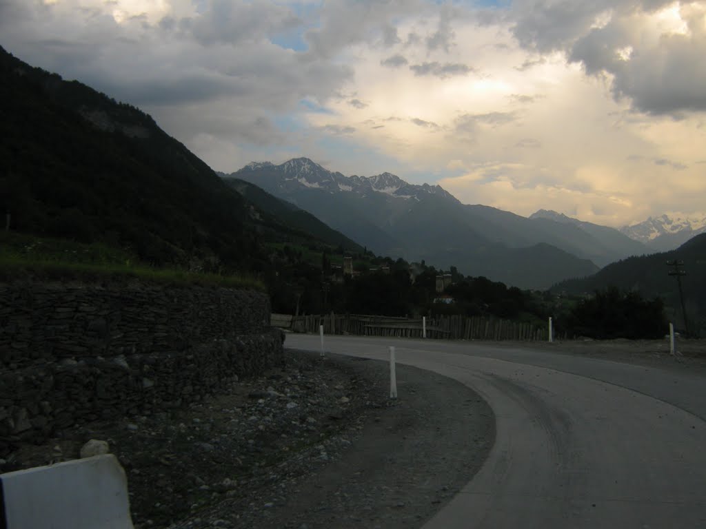 მესტიის შესასვლელი/Entrance to Mestia town. Svaneti region, Georgia.