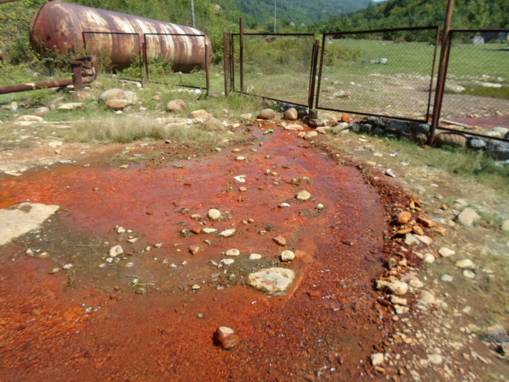 Curación de agua mineral es beneficioso para la salud Leczniczych wód mineralnych jest korzystne dla zdrowia