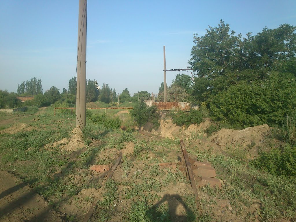 disused railway branch line to the tank farm (also abandoned)