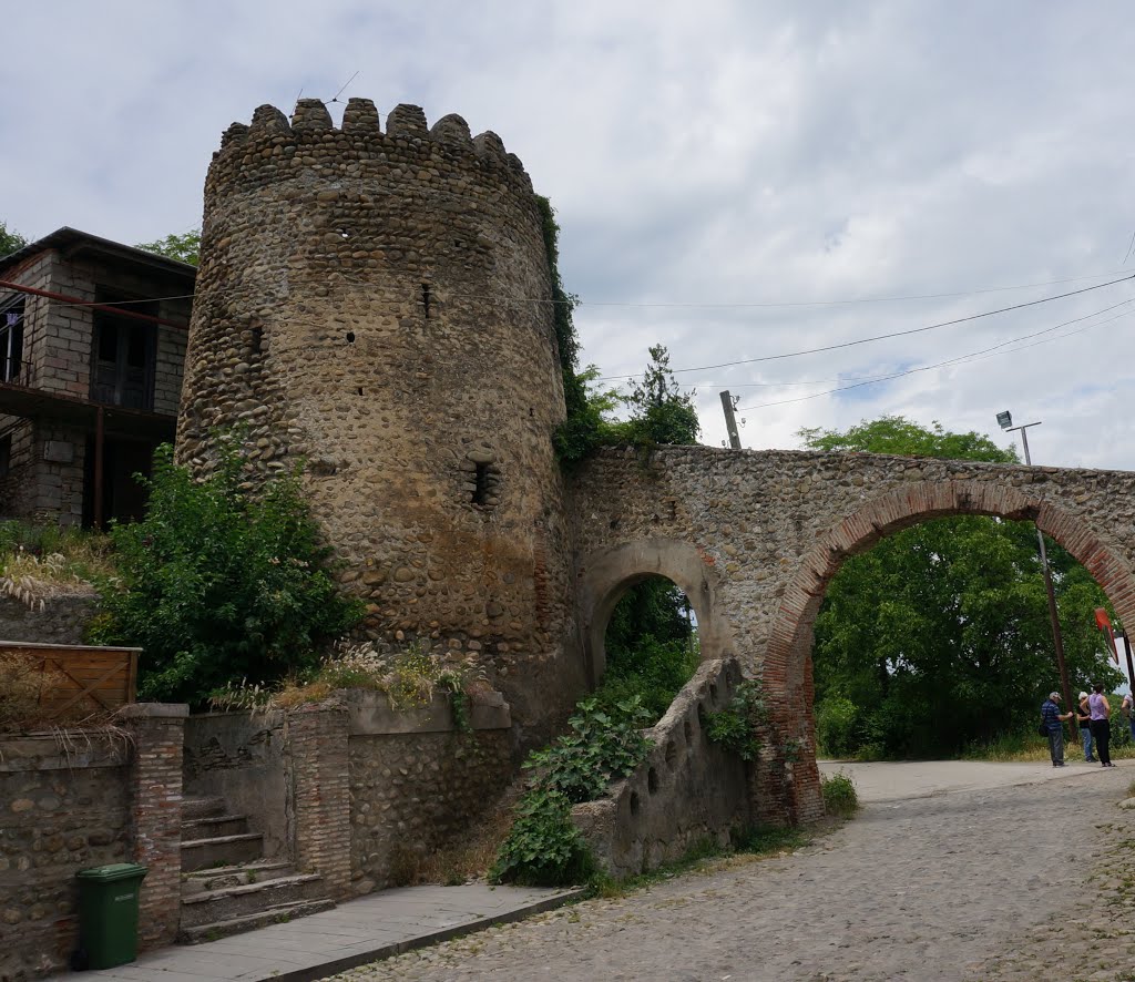 Sighnaghi (Signagi სიღნაღი). Gate and walls remains (18th century). Resti della lunga cerchia muraria (XVIII sec.)