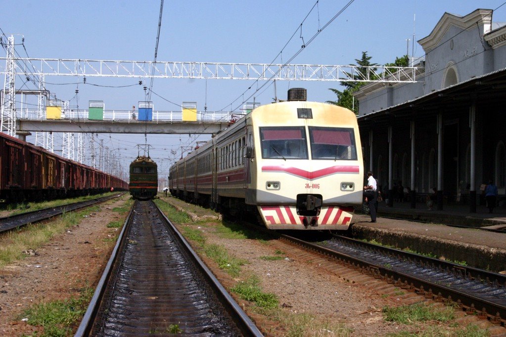 Kasuri vasútállomása a Potiba tartó motorvonattal - The railway station of Khasuri. The train departs to Poti
