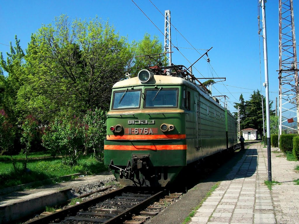 Electric locomotive VL11-676 at Khashuri railway station