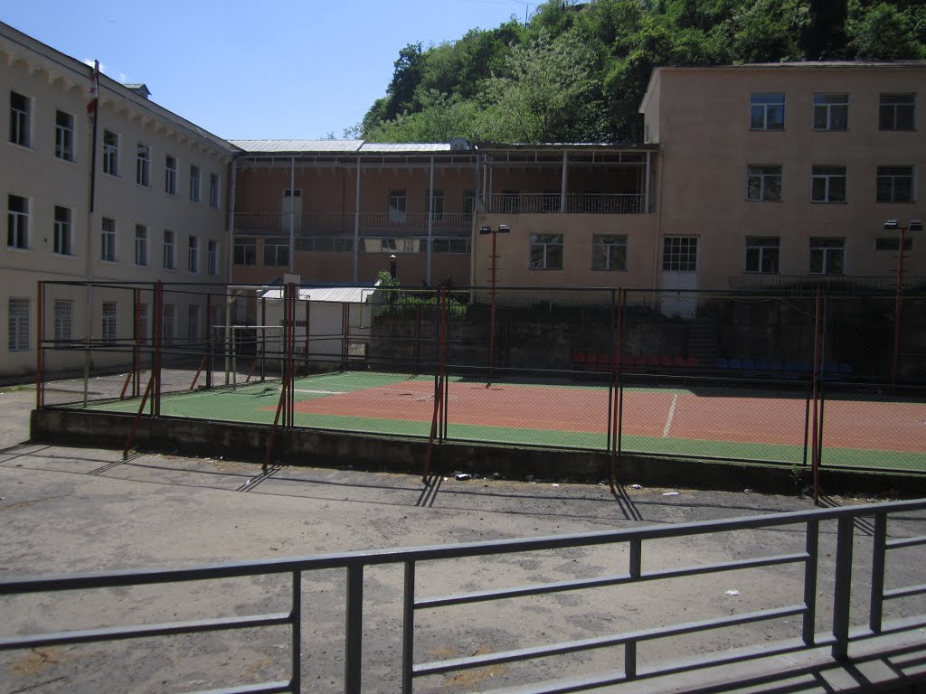 1 საჯარო სკოლის ეზო