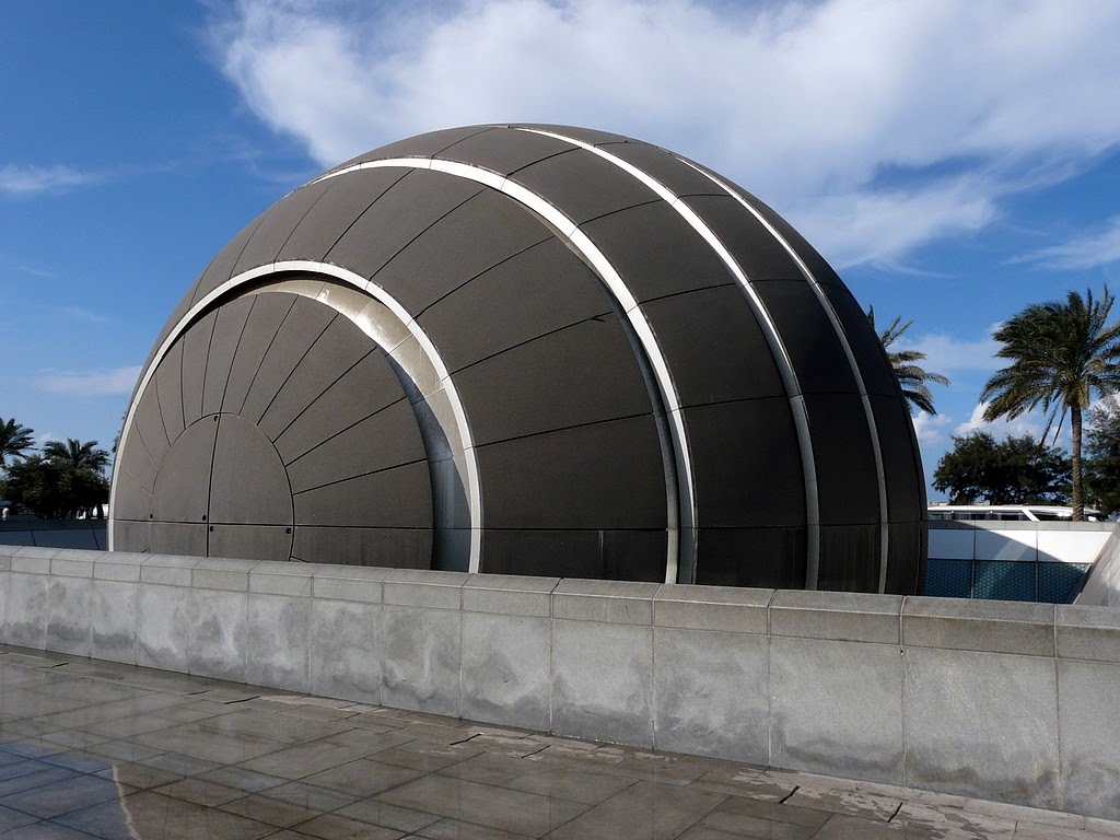 Egypte, la géode le soleil sortant de la Méditerranée, près de la bibliothèque moderne dAlexandrie