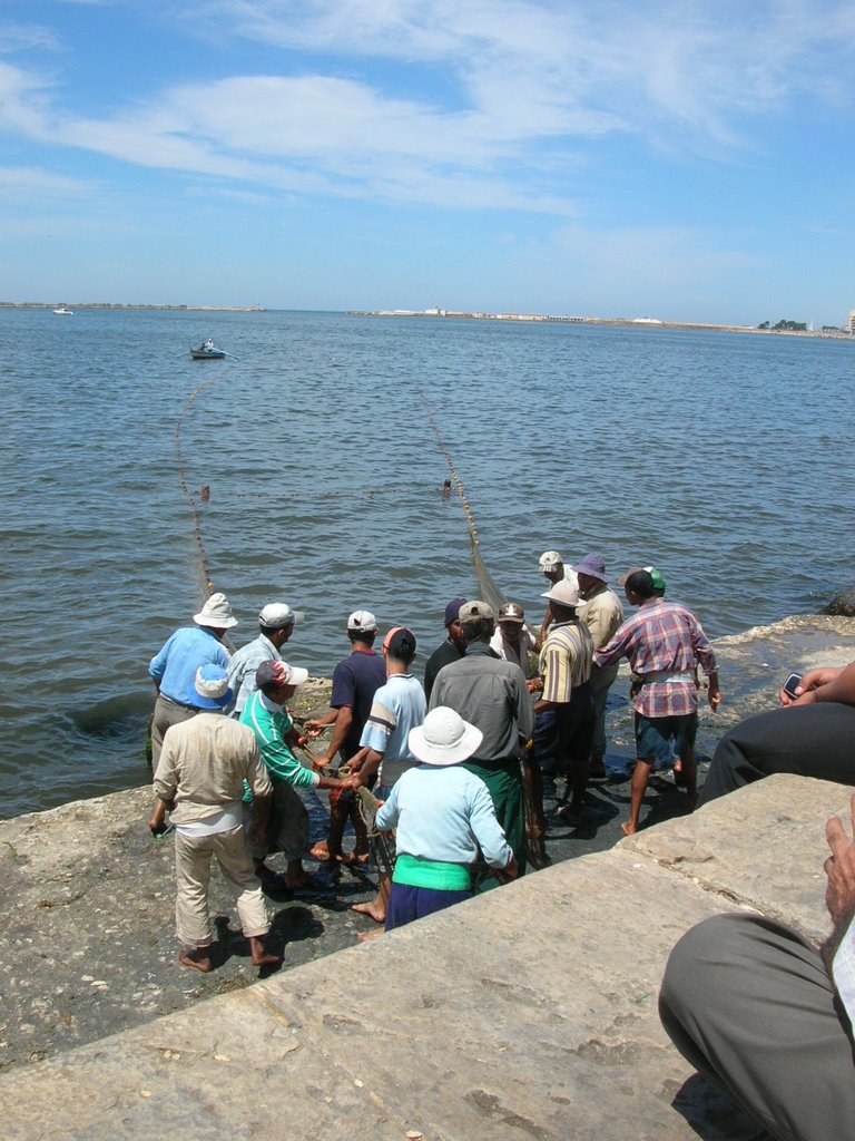 Fishermen pulling in the net - June 2005