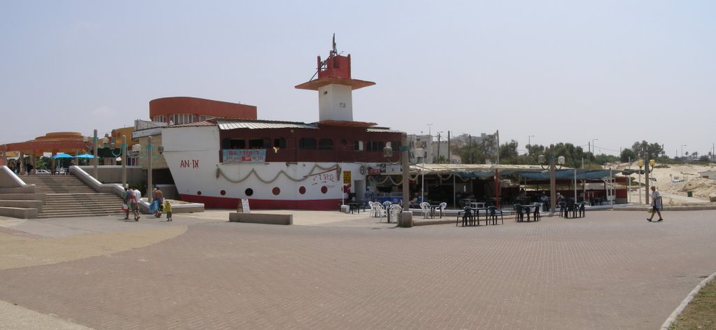 Restaurant in shape of the ship