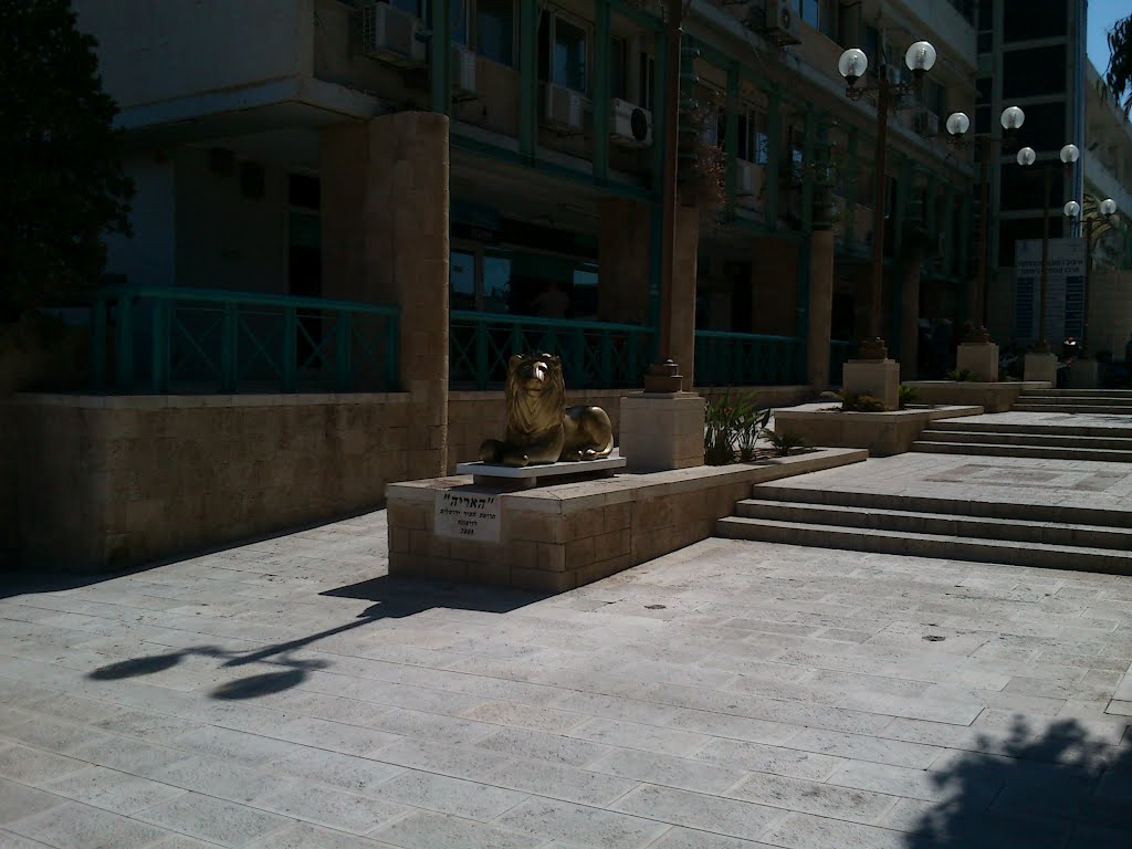 Golden lion, shopping center, Dimona