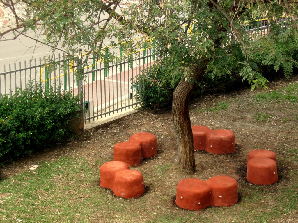 חצר התיכון האזורי פסל סביבתי