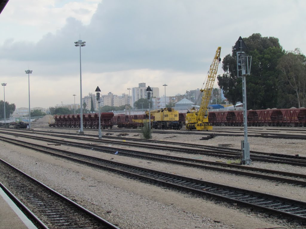 1637  Lod central train station and trains