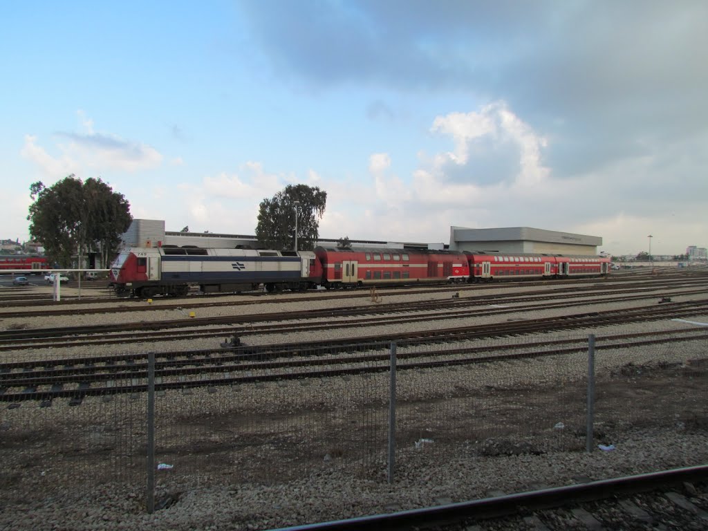 1697  Lod central train station and trains