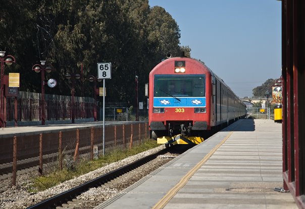 here comes another train