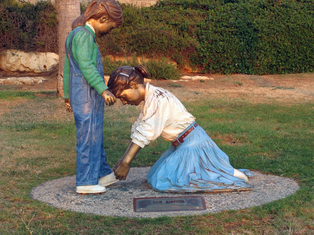 Netanya. The sculptural composition "Big sister"