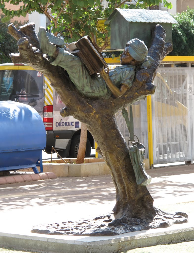 Netanya. Sculpture by the town library