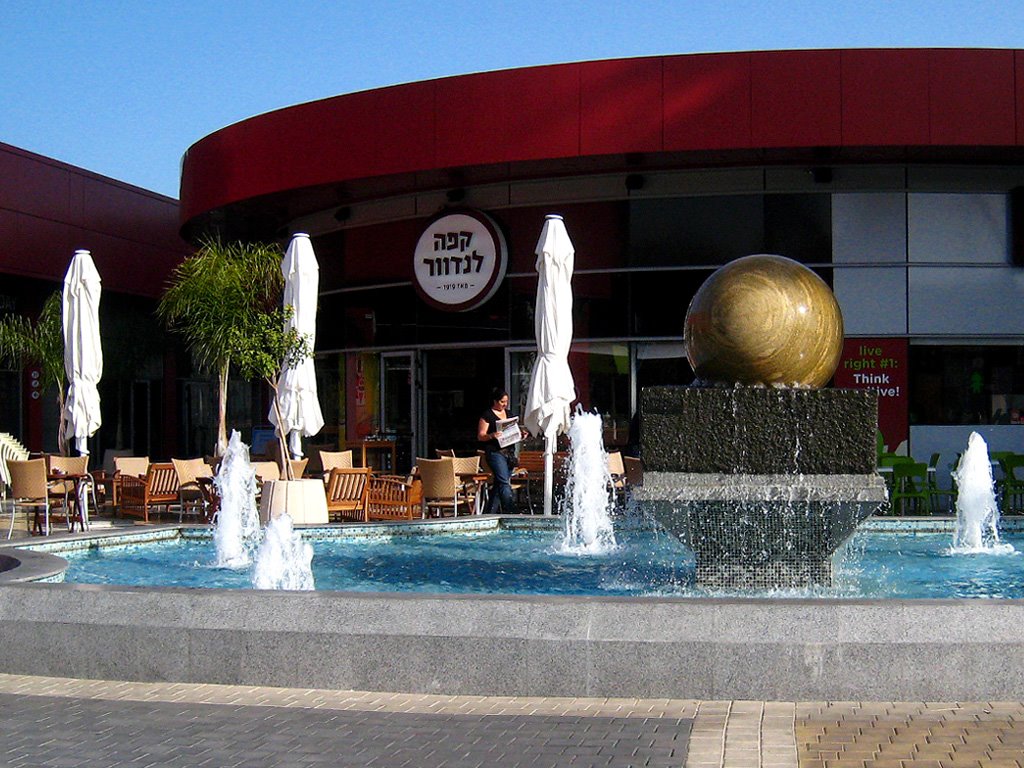 Cafe Landver infront of Rehovots Train Station