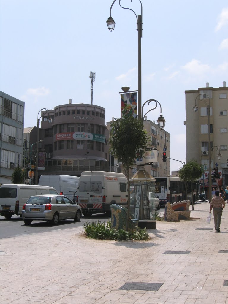 Petah-Tikva. Haim Ozer St. Red traffic light opposite Beit Rubanenko