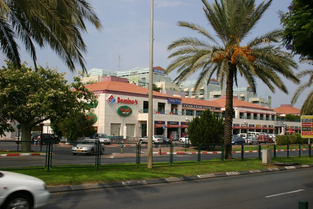 Raanana. Lev-APark. Shopping center