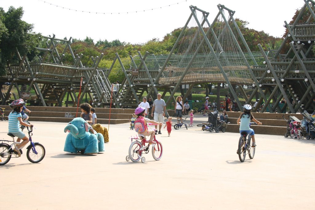 Raanana. Park. Wood Constructions