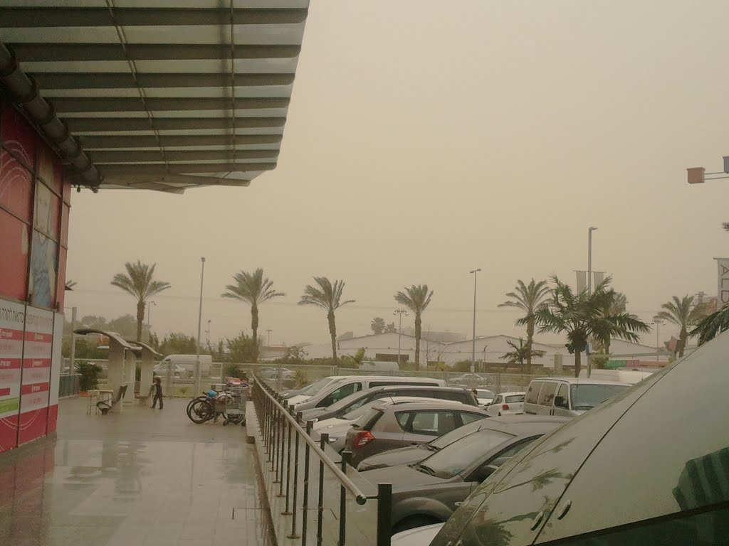 sharonim mall on sandy day