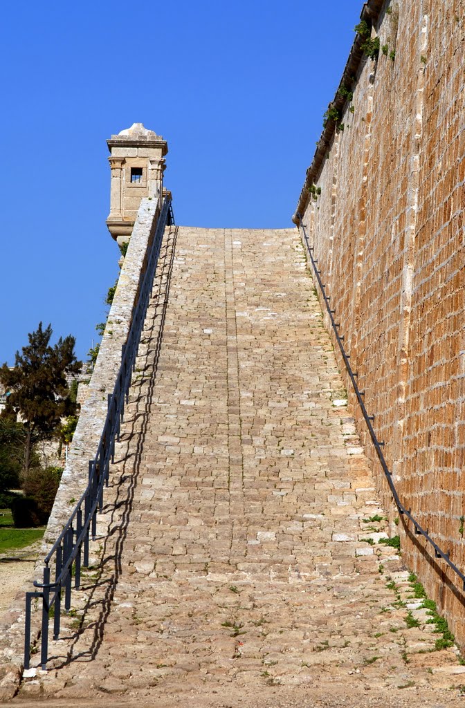 Восточная стена...    East Wall....