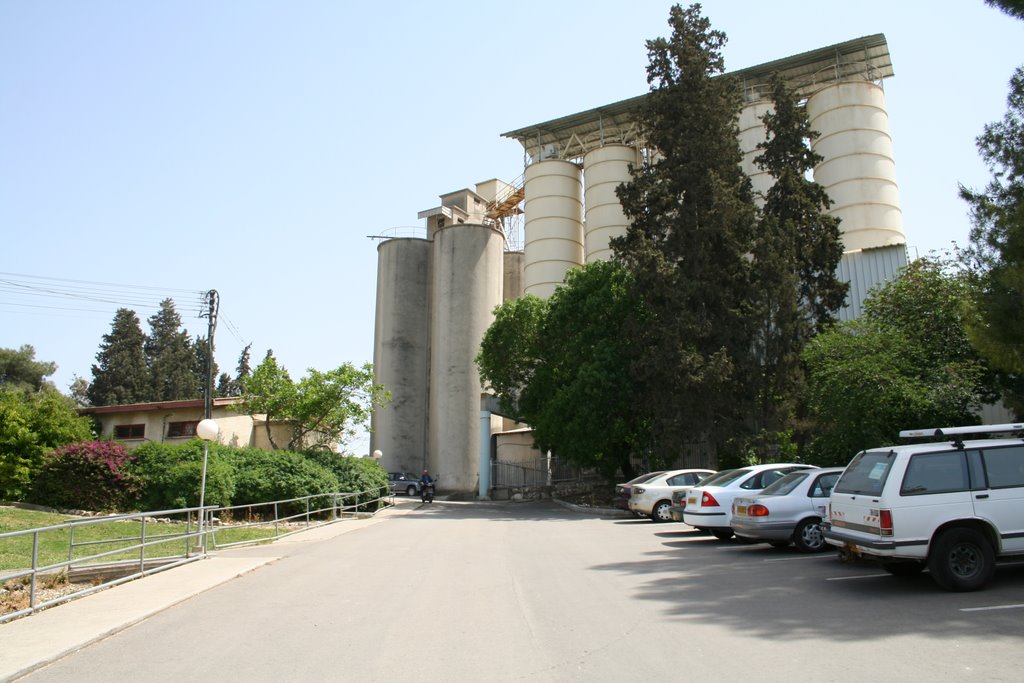 Shaar Haamakim - "The barn"