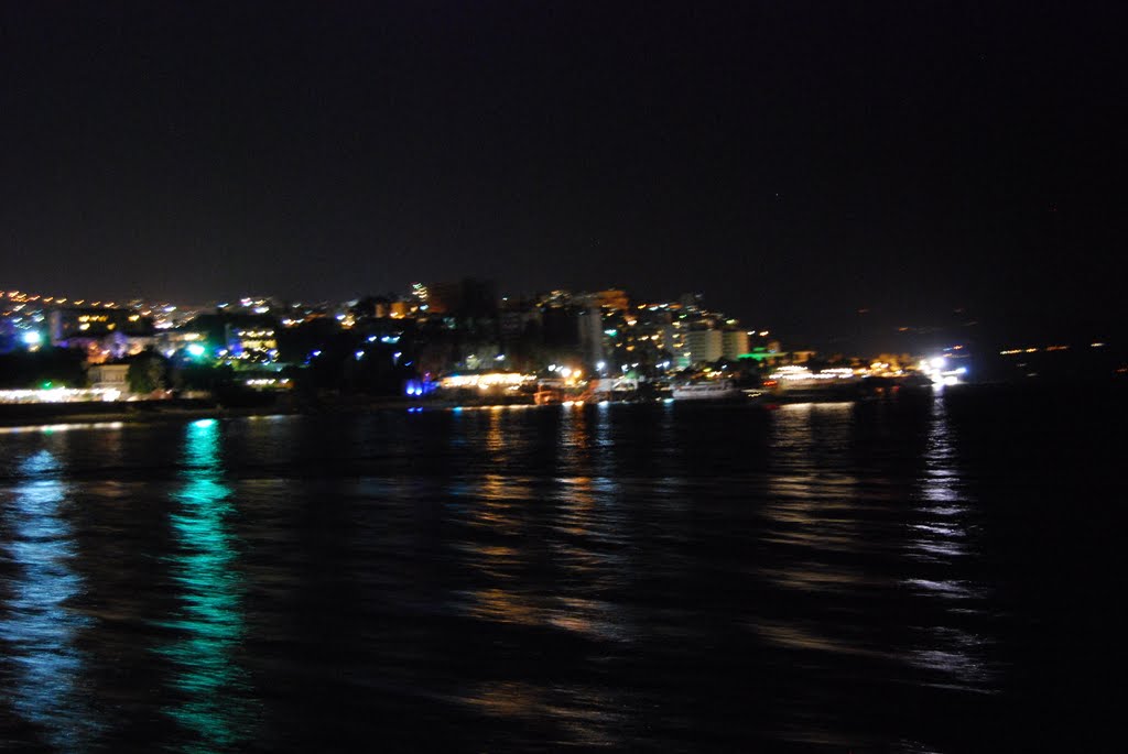 La mágica Tiberiades desde el mar y de noche