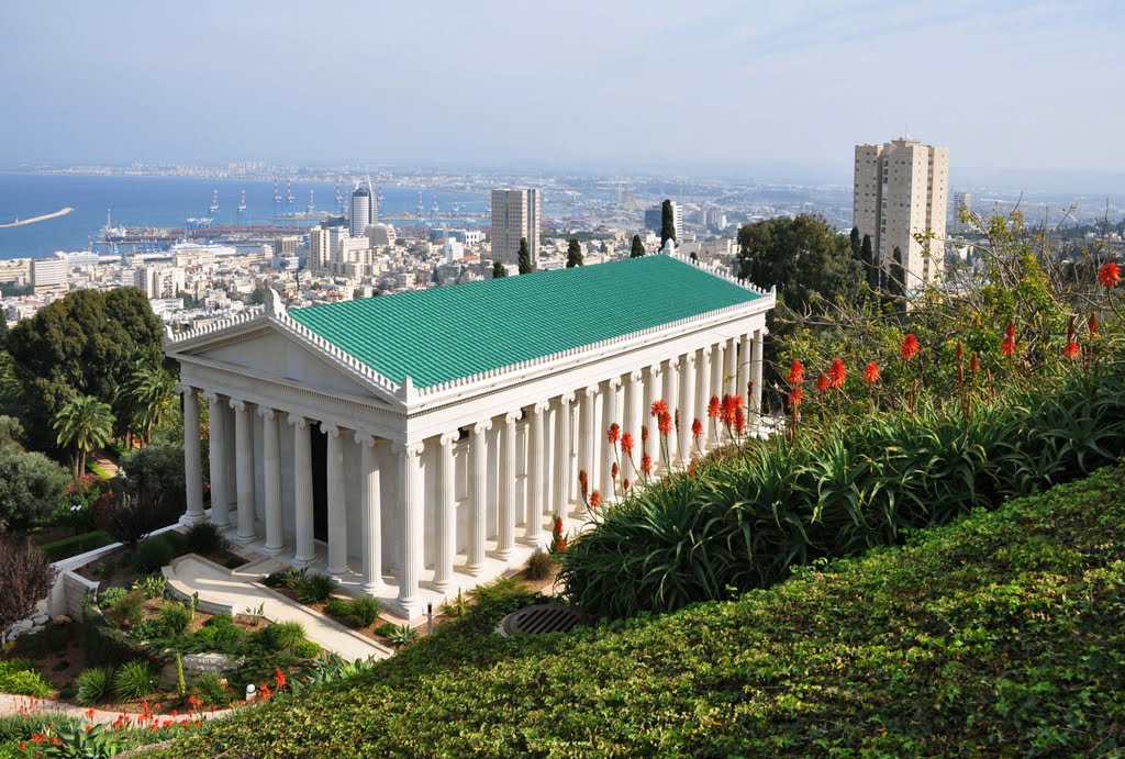 Вид на Хайфу из Бахайских садов.Baháí World Centre