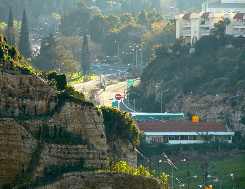 Gas station (takhana) Delek, Derech Pica, Haifa (26-MAR-11)