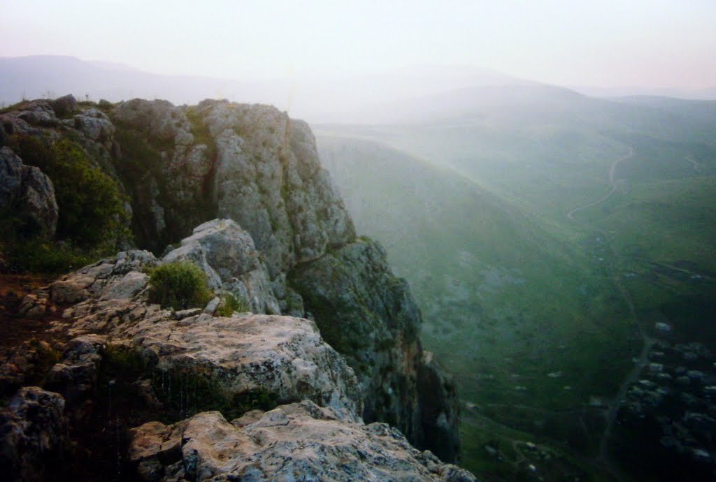 ISRAËL, Migdal:  the cliffs of Mount Arbel, הר ארבל, back Golan Heights, ישראל