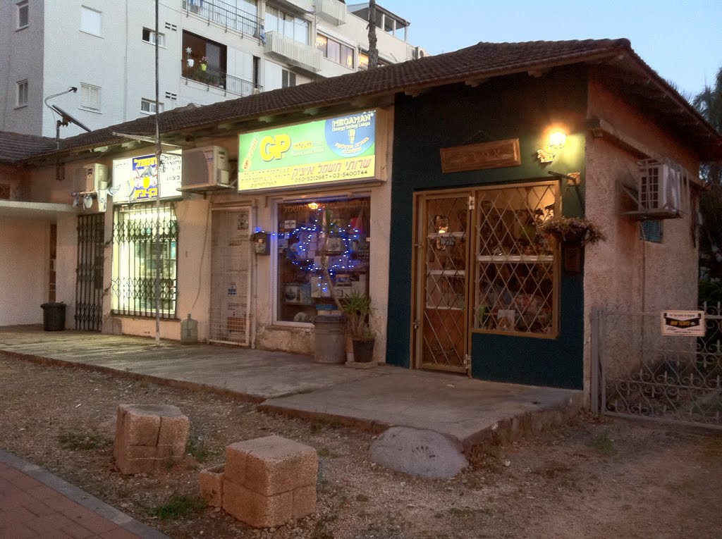 Old village houses, Weizman Blvd, Ramat Hasharon, May 2011