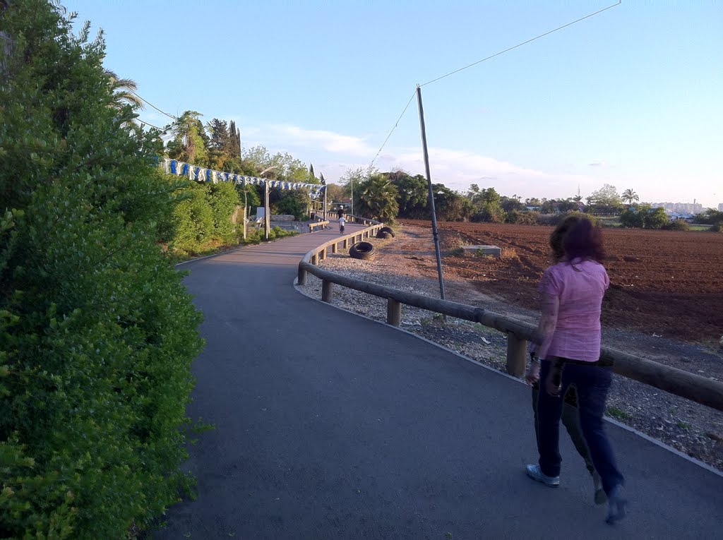 New walking track, West Ramat Hasharon, May 2011