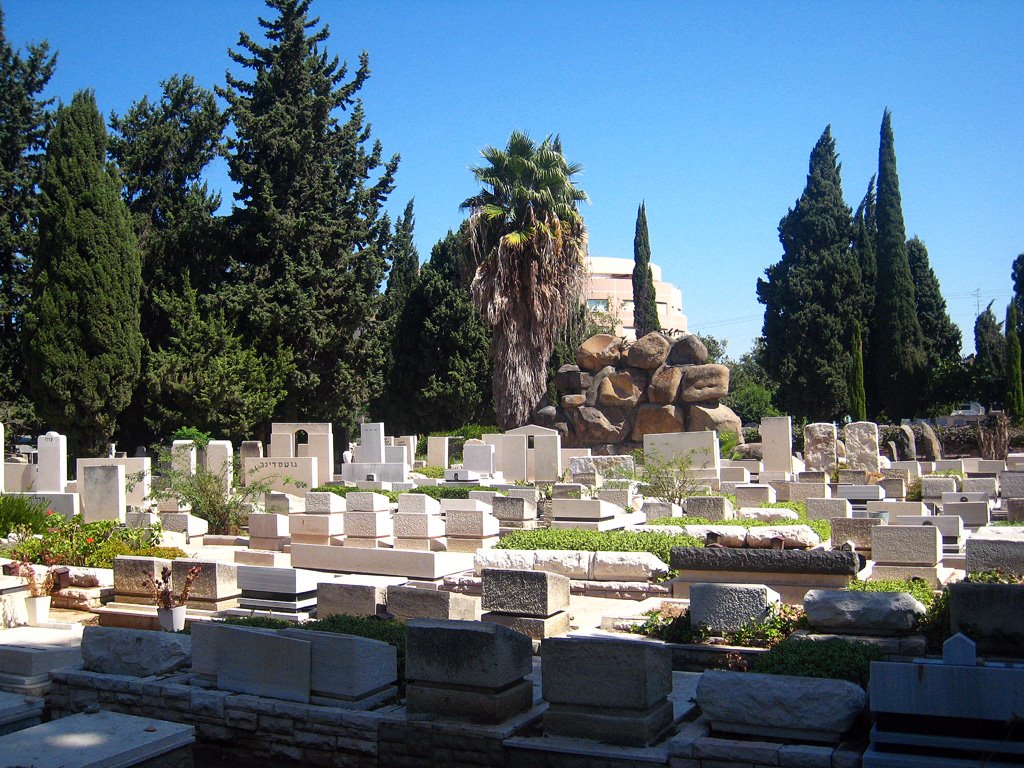 Nahalat Yitzhak cemetery