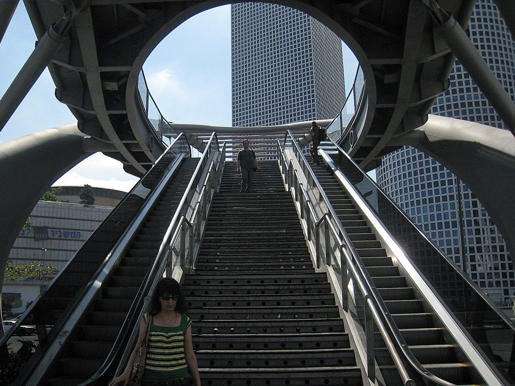 Azrieli Bridge from below