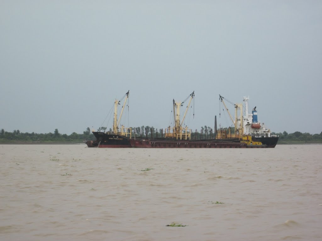 a yellow ship in hugli
